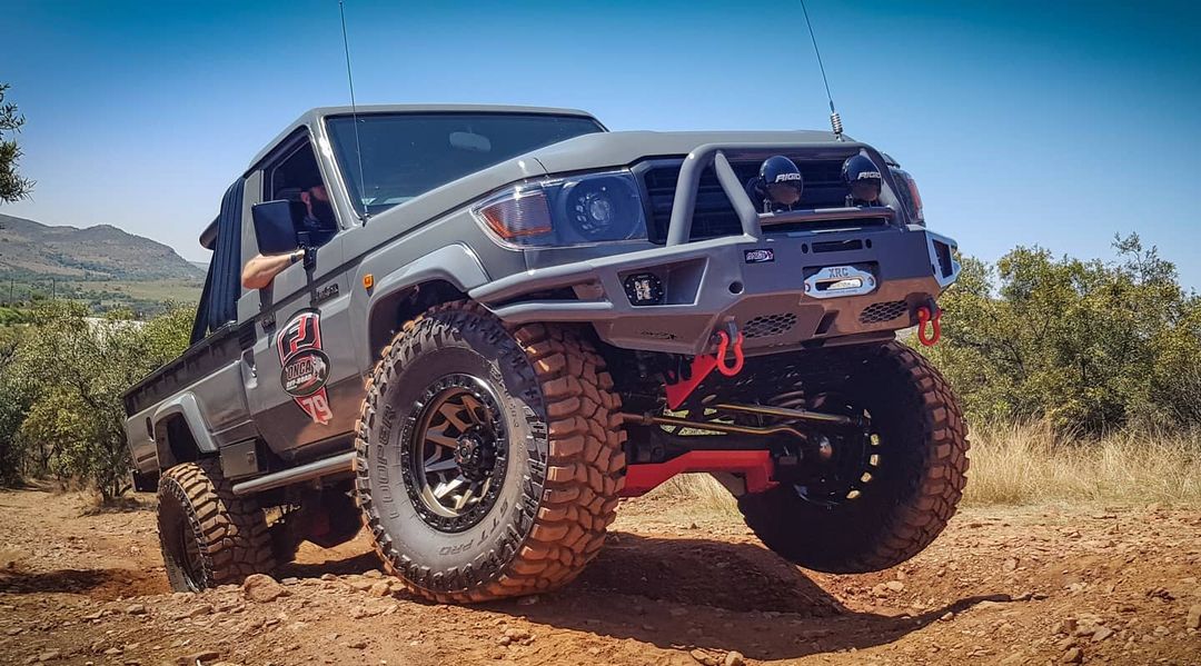 ONCA Extreme Bull Bar for 76, 78, 79 Series - image 12